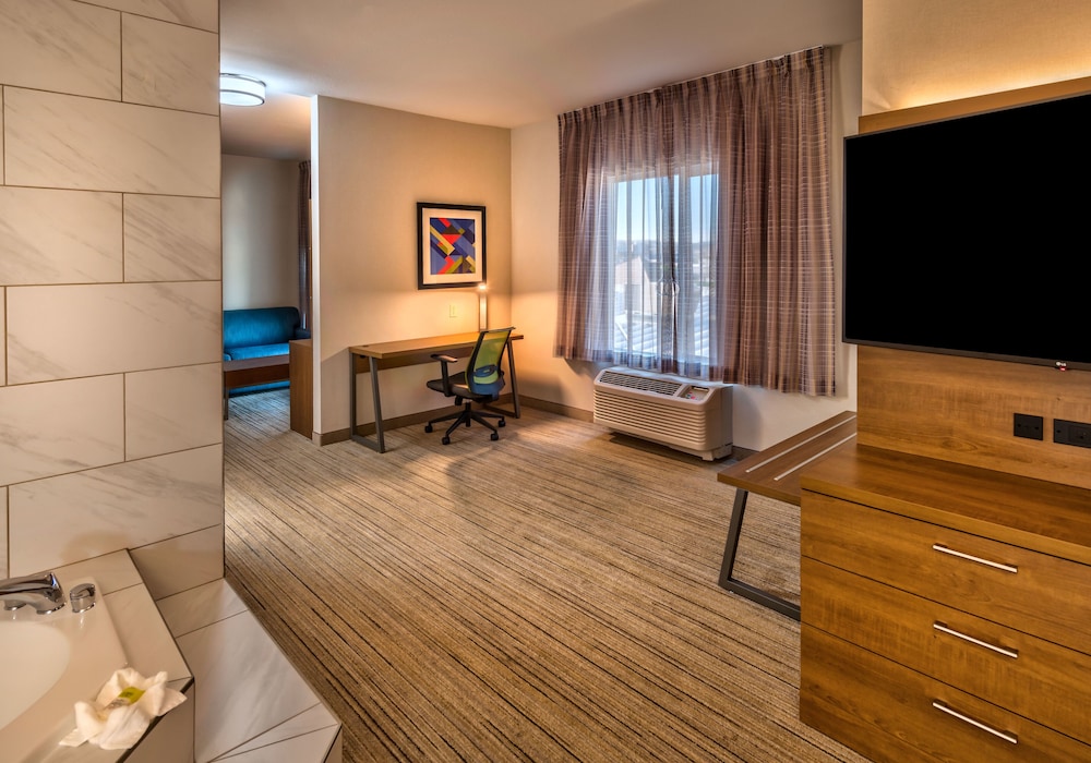 Holiday Inn Express Hotel Suites Reno Airport 35/51