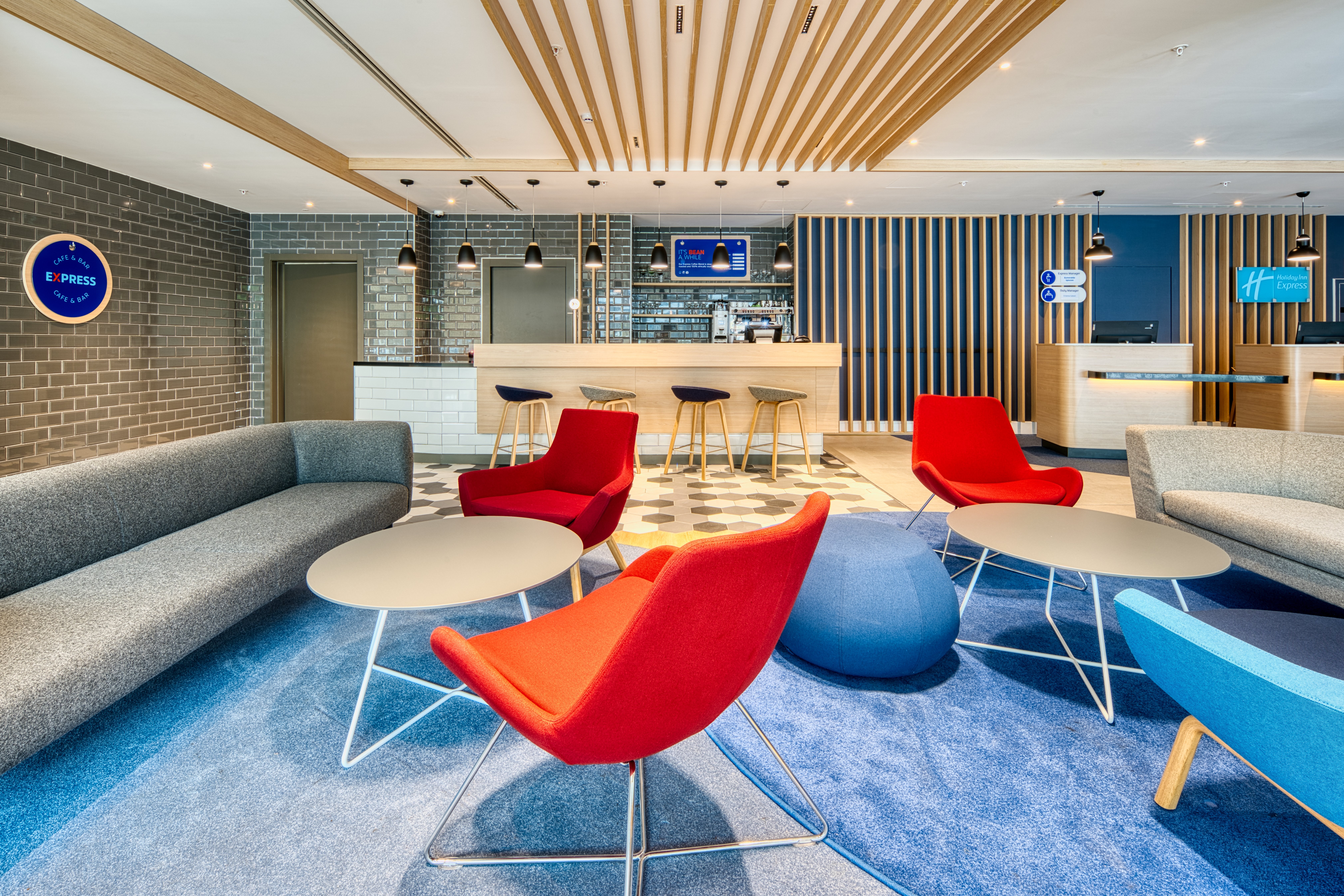 Holiday Inn Express Madrid Airport 24/40
