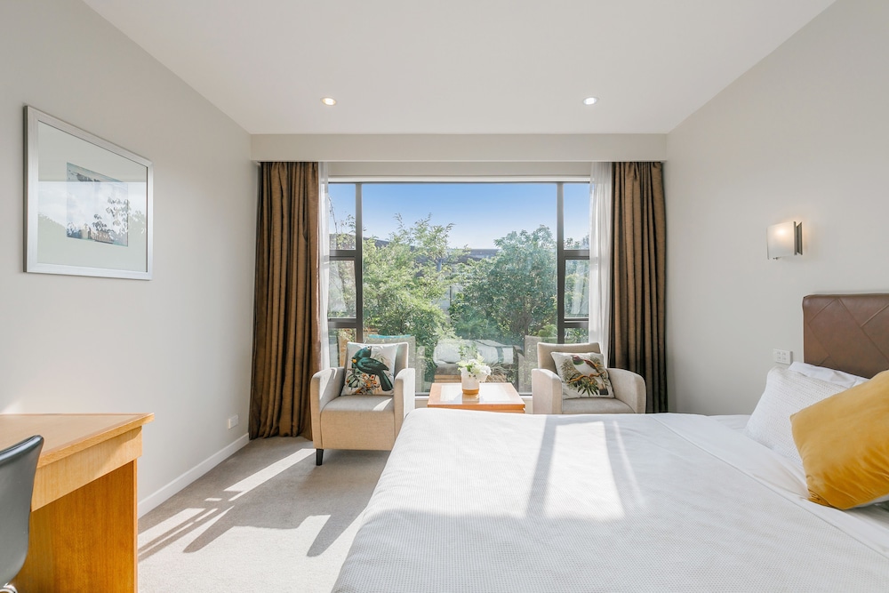 STUDIO, KING BED