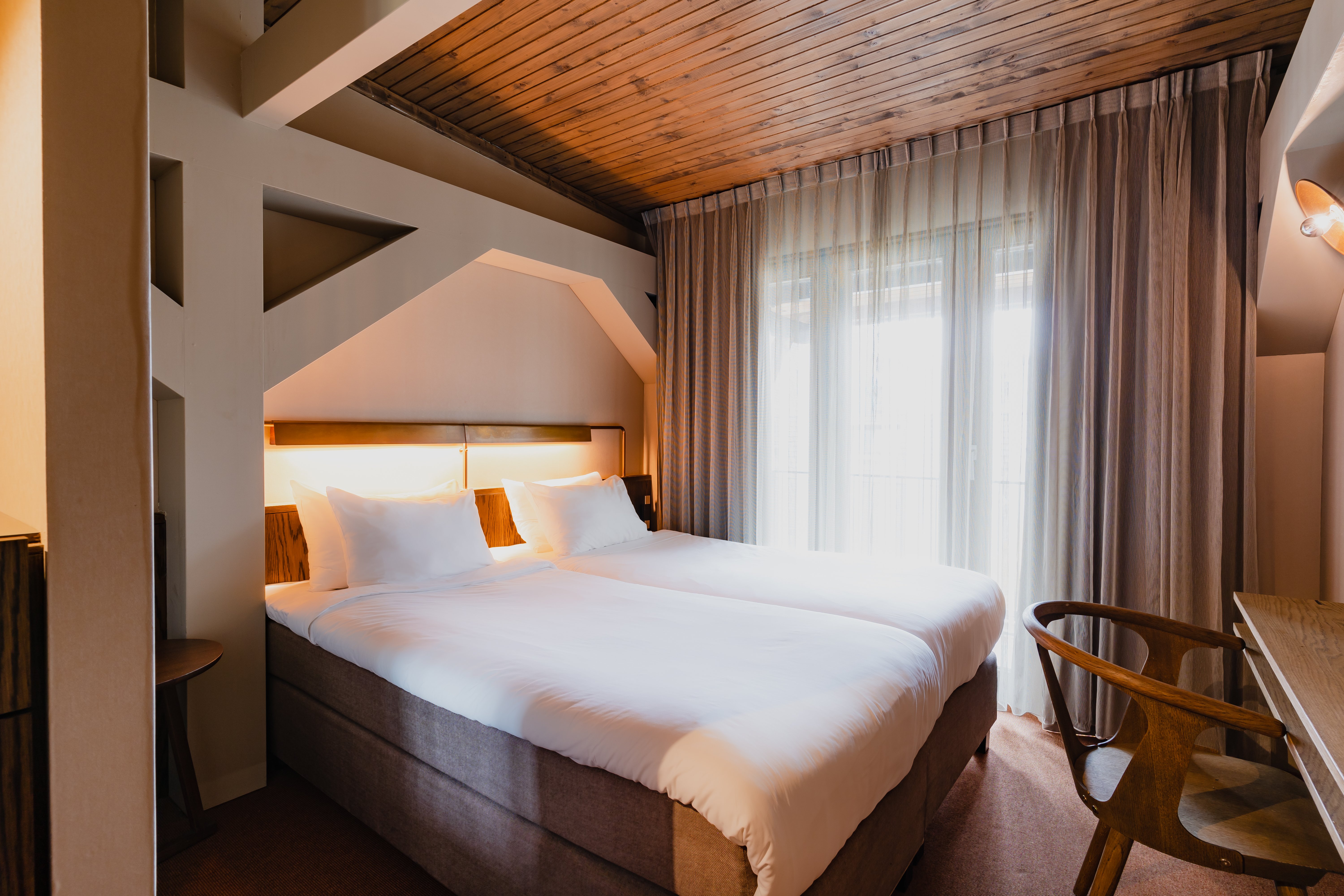 COMFORT, TWIN BEDS