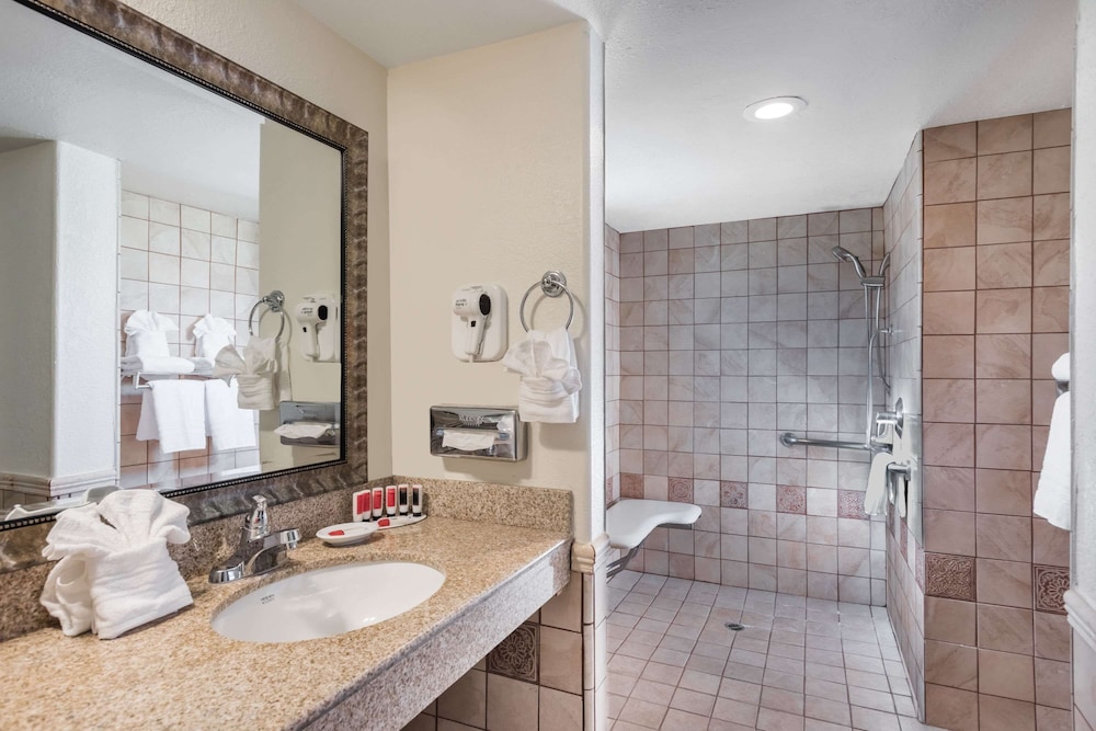 Days Inn & Suites by Wyndham Lodi 34/36