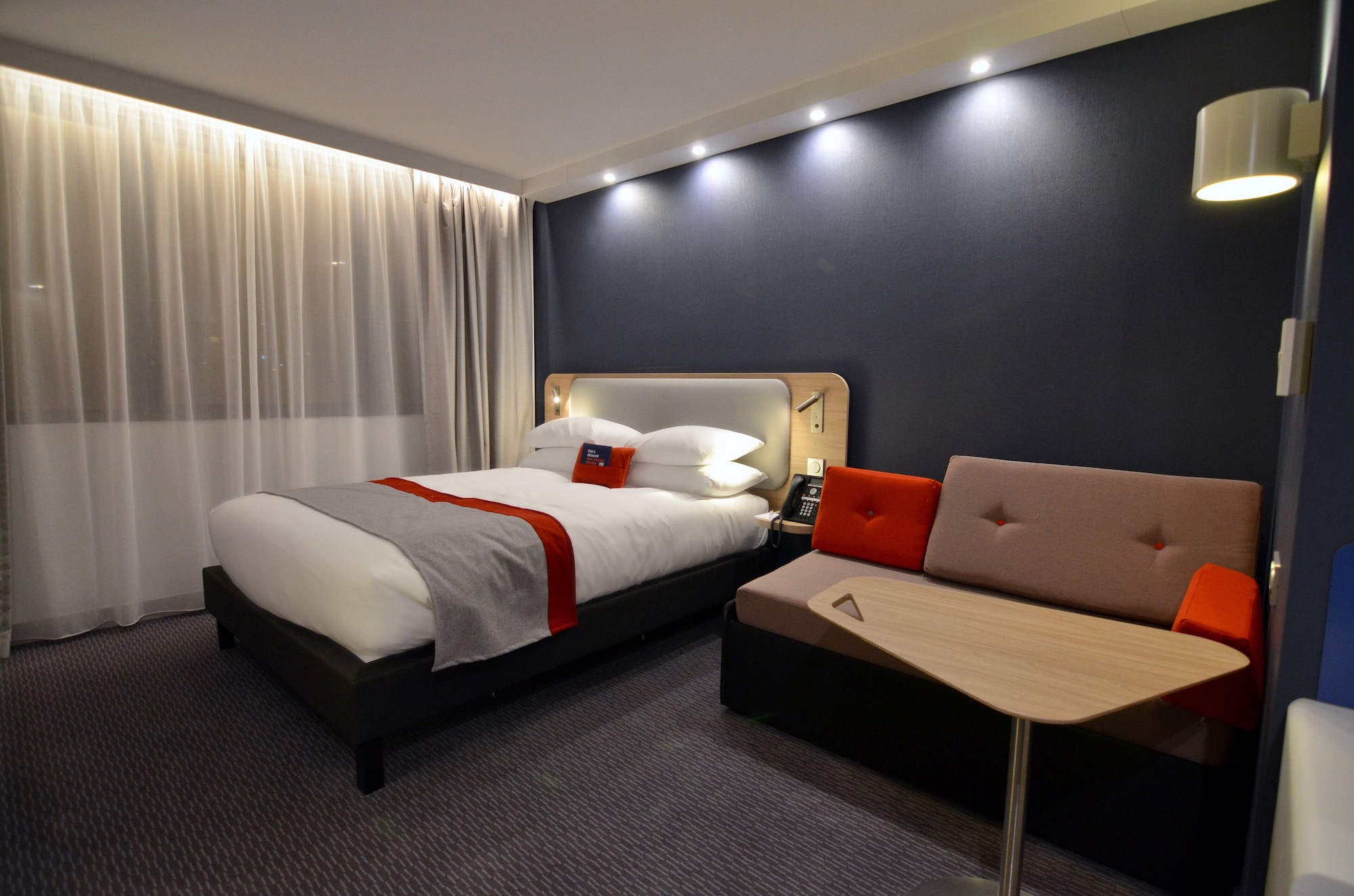 غرفة قياسية بسرير مزدوج مع أريكة، HOLIDAY INN EXPRESS PARIS - CDG AIRPORT 3/8