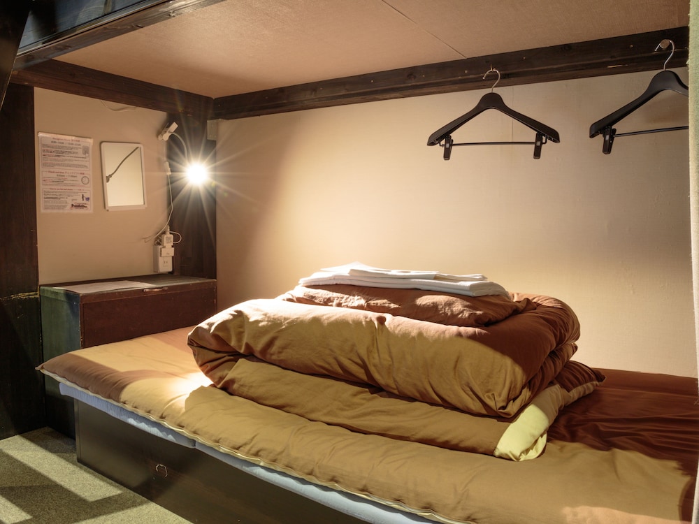 MIXED DORM, 8 BEDS