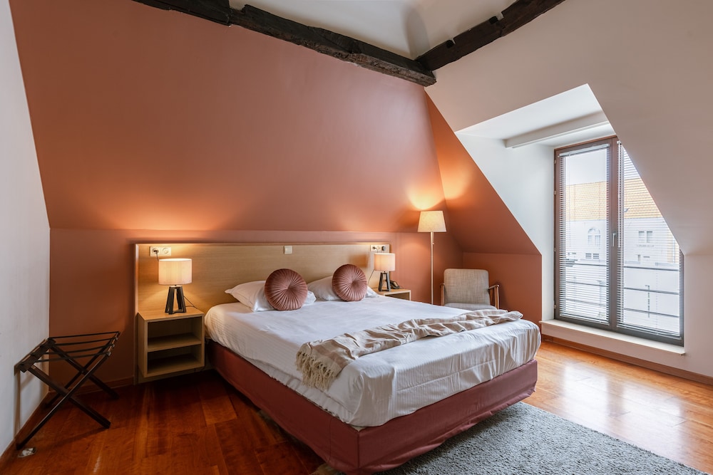 ROOM, DOUBLE OR TWIN BED