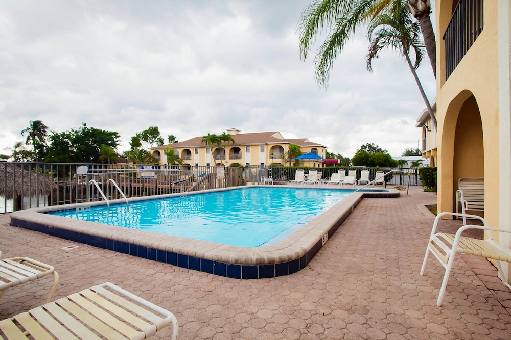 OYO Waterfront Hotel Cape Coral/Fort Myers, FL 28/51