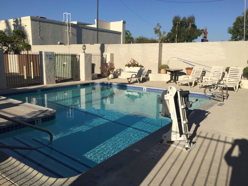 Queens Inn Anaheim 33/57