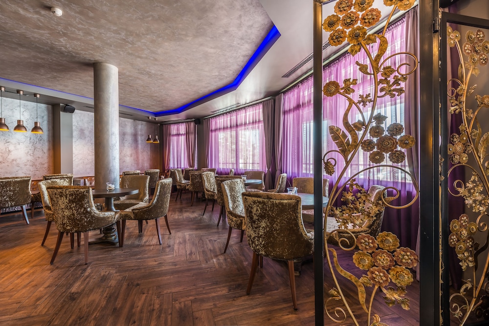 All Seasons Residence Hotel 44/68
