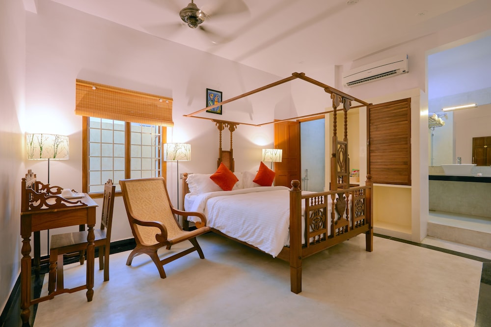 DELUXE, DOUBLE OR TWIN BED