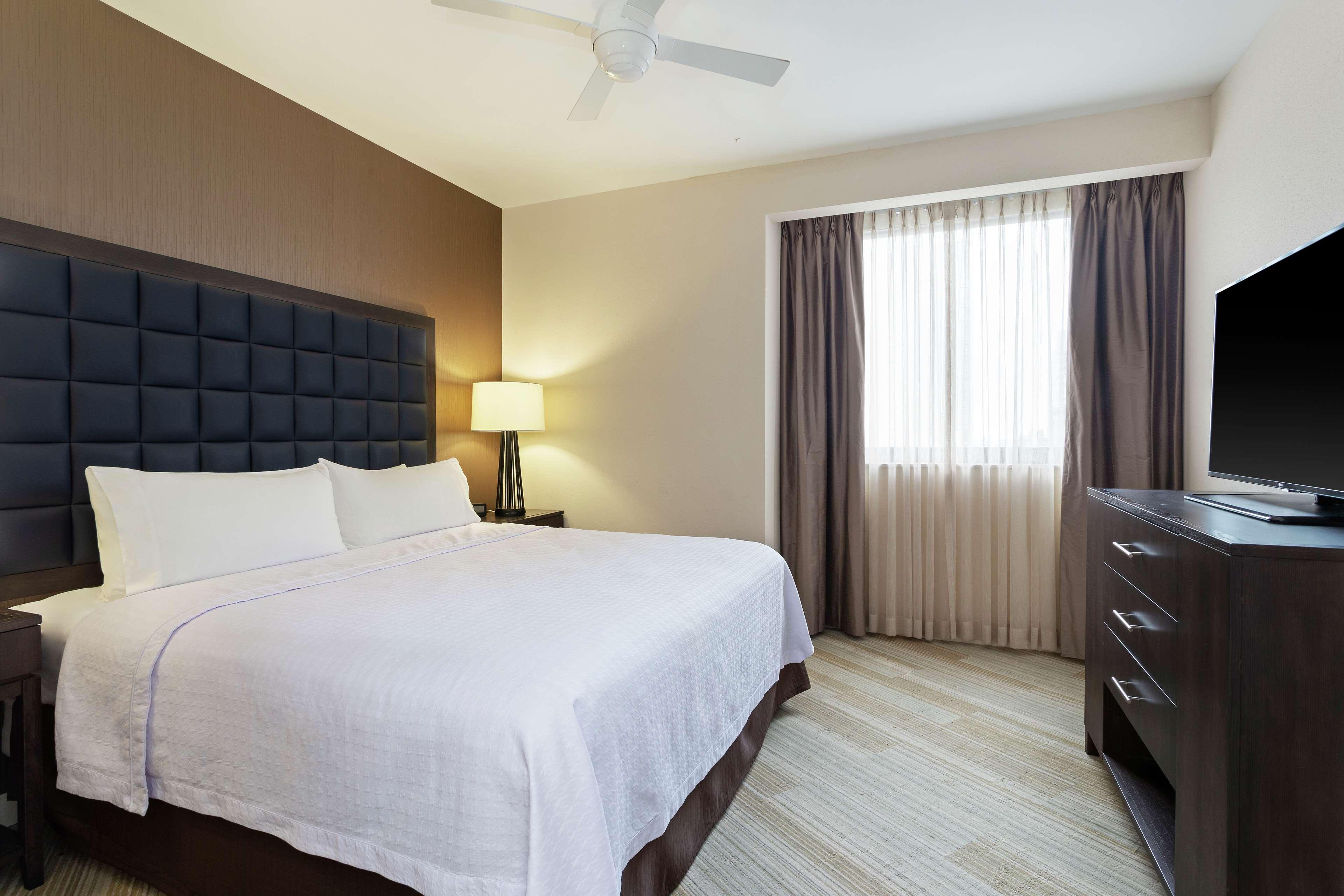 SUITE, KING BED, CORNER, ACCESSIBLE