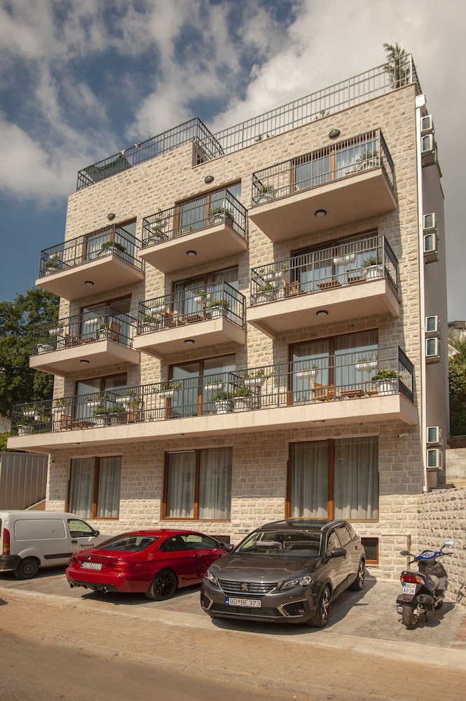 HOTEL TWELVE by Aycon 8/58