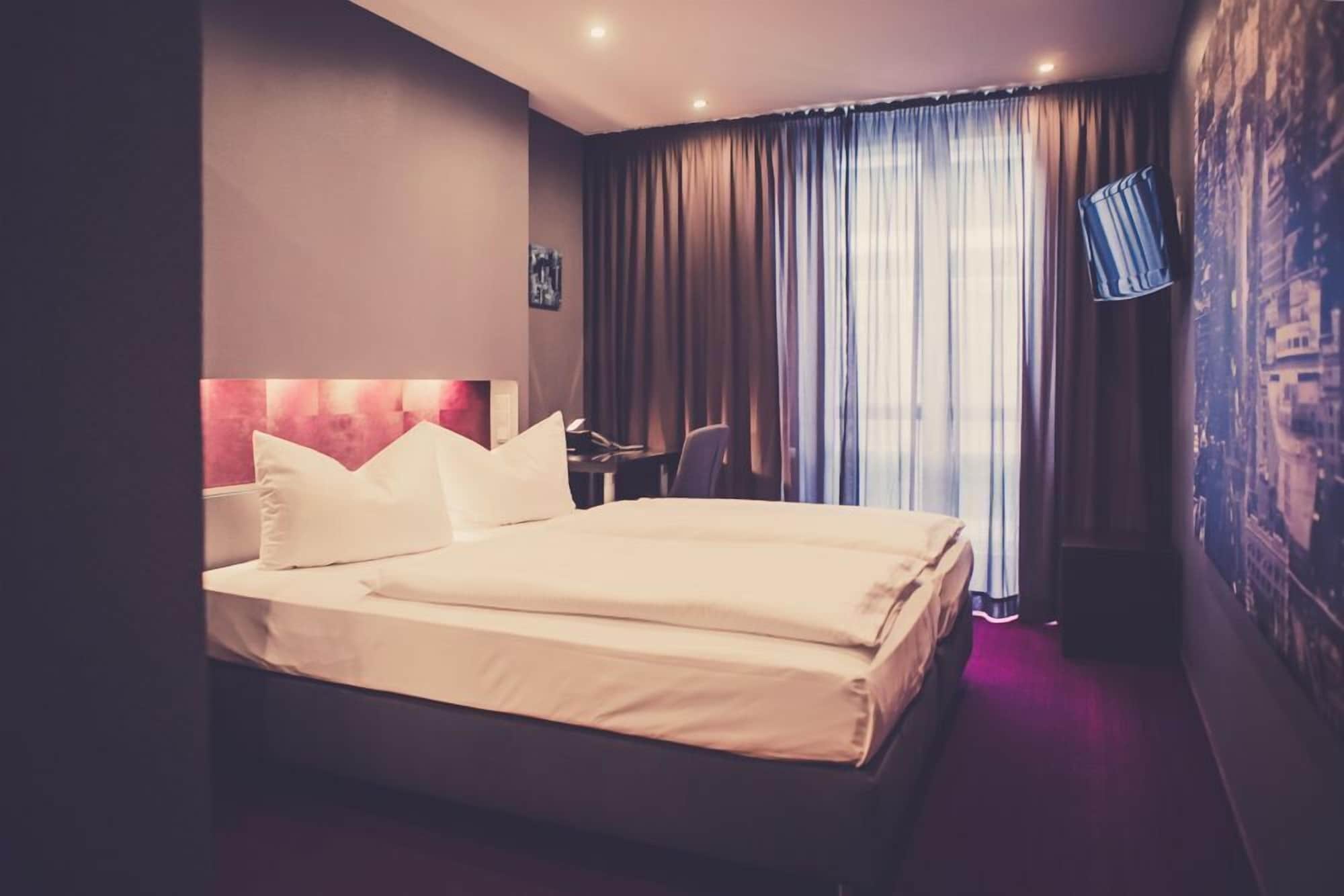 BUSINESS, QUEEN BED