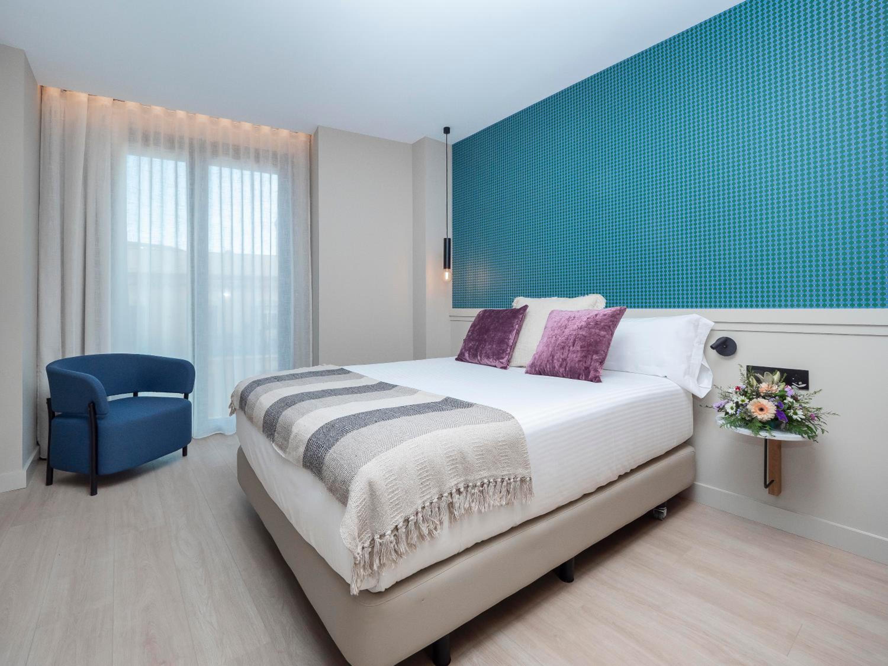 ROOM, DOUBLE OR TWIN BED