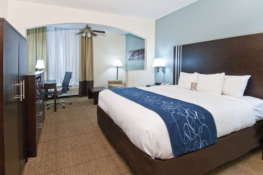 SUITE, KING BED, ACCESSIBLE