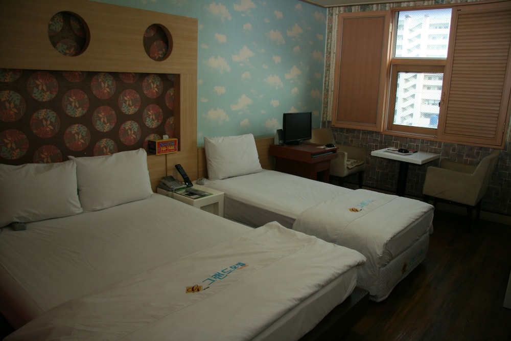 ROOM, TWIN BEDS