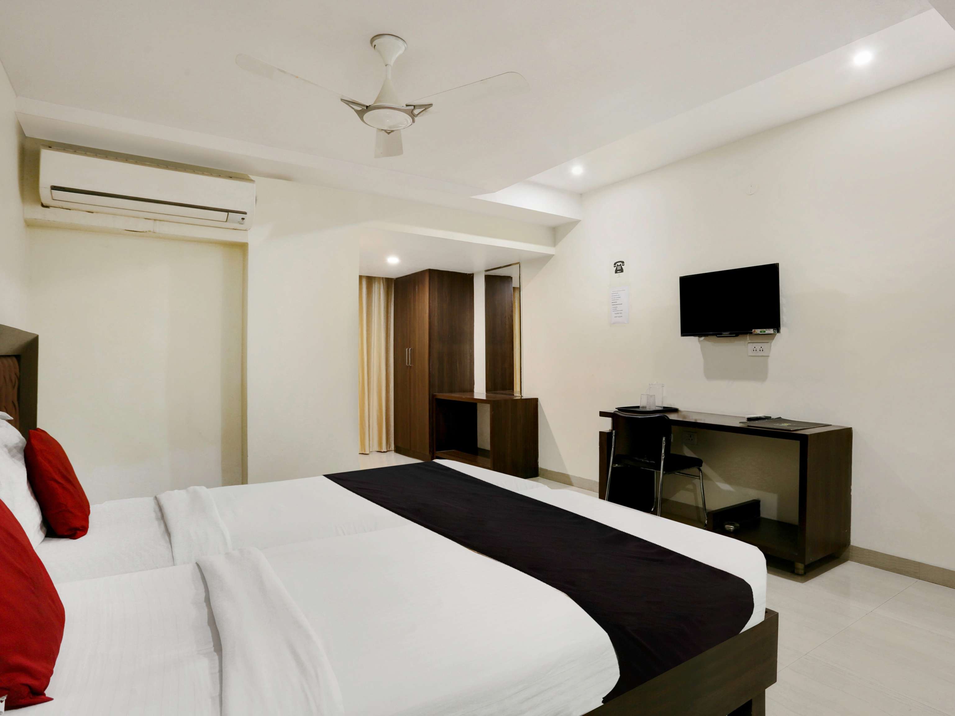 OYO 9003 Deccan Inn 15/42