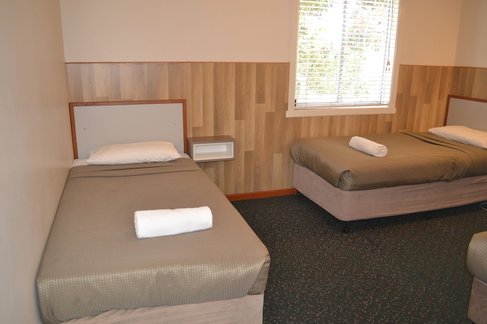 HOBART TOWER MOTEL 16/43