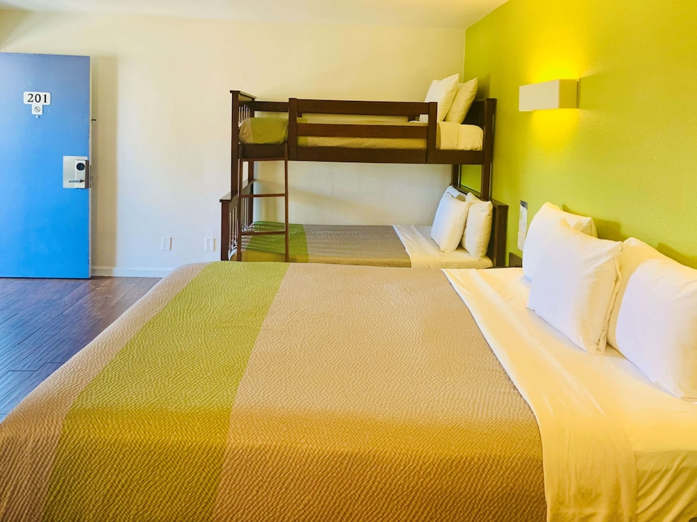 Motel 6 Monterey Downtown 6/66