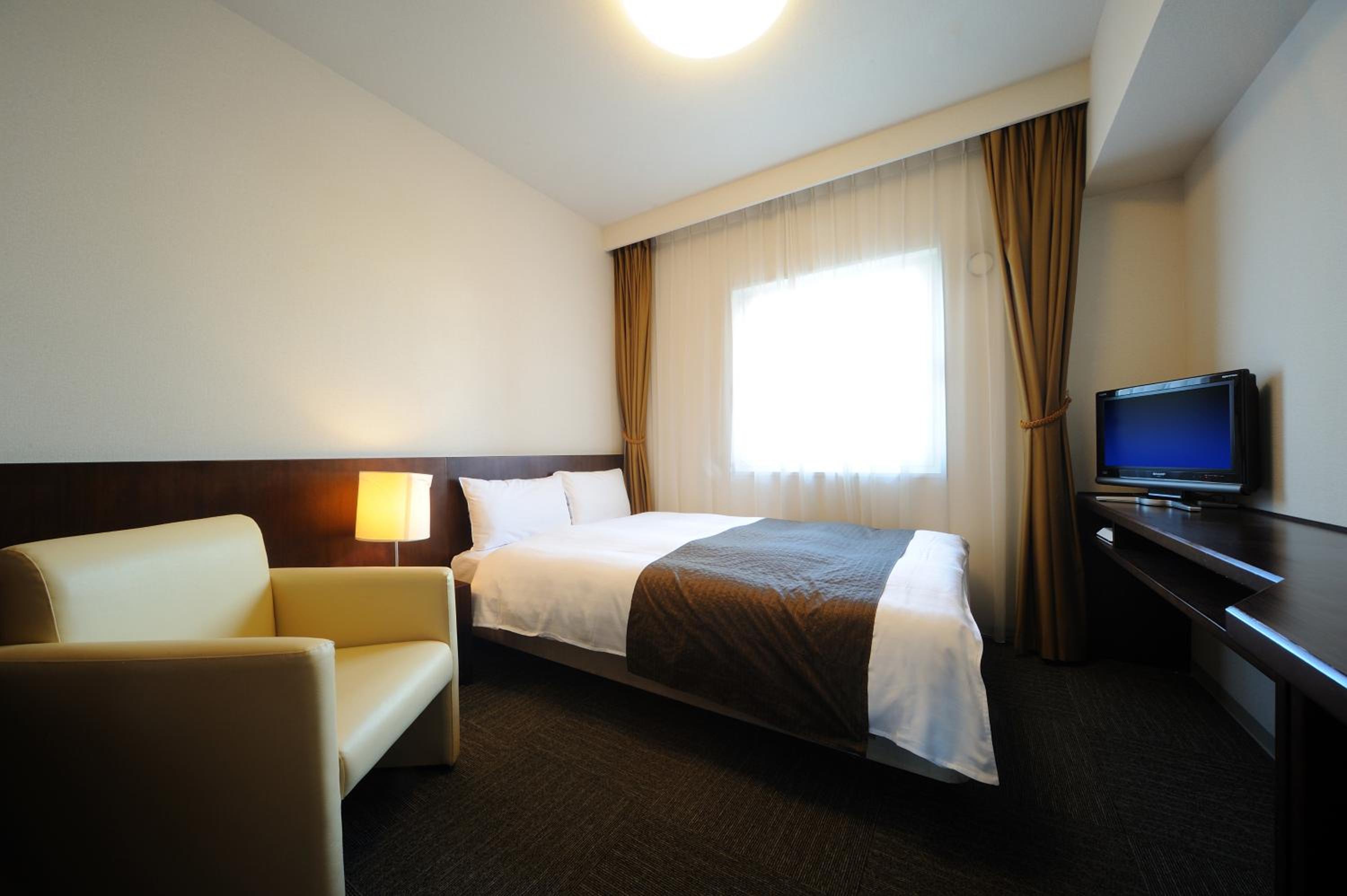 ROOM, SINGLE