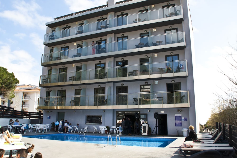 Summer Hotel 5/33