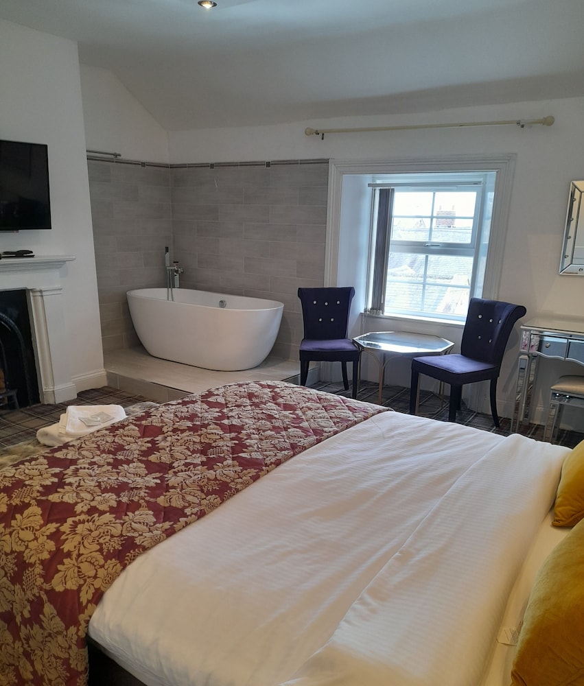 Schooner Hotel 5/37