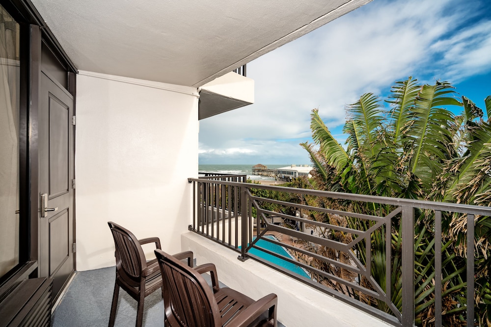 La Quinta Inn & Suites by Wyndham Cocoa Beach Oceanfront 27/54