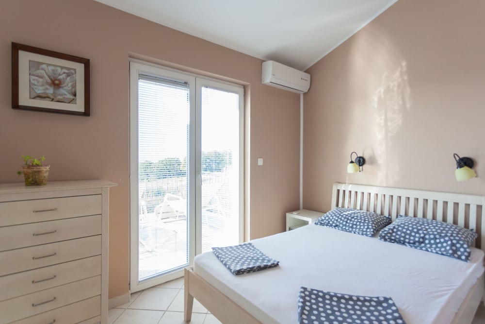 2 Bedrooms, Gallery, Apartment, Pool View, Terrace 2/9