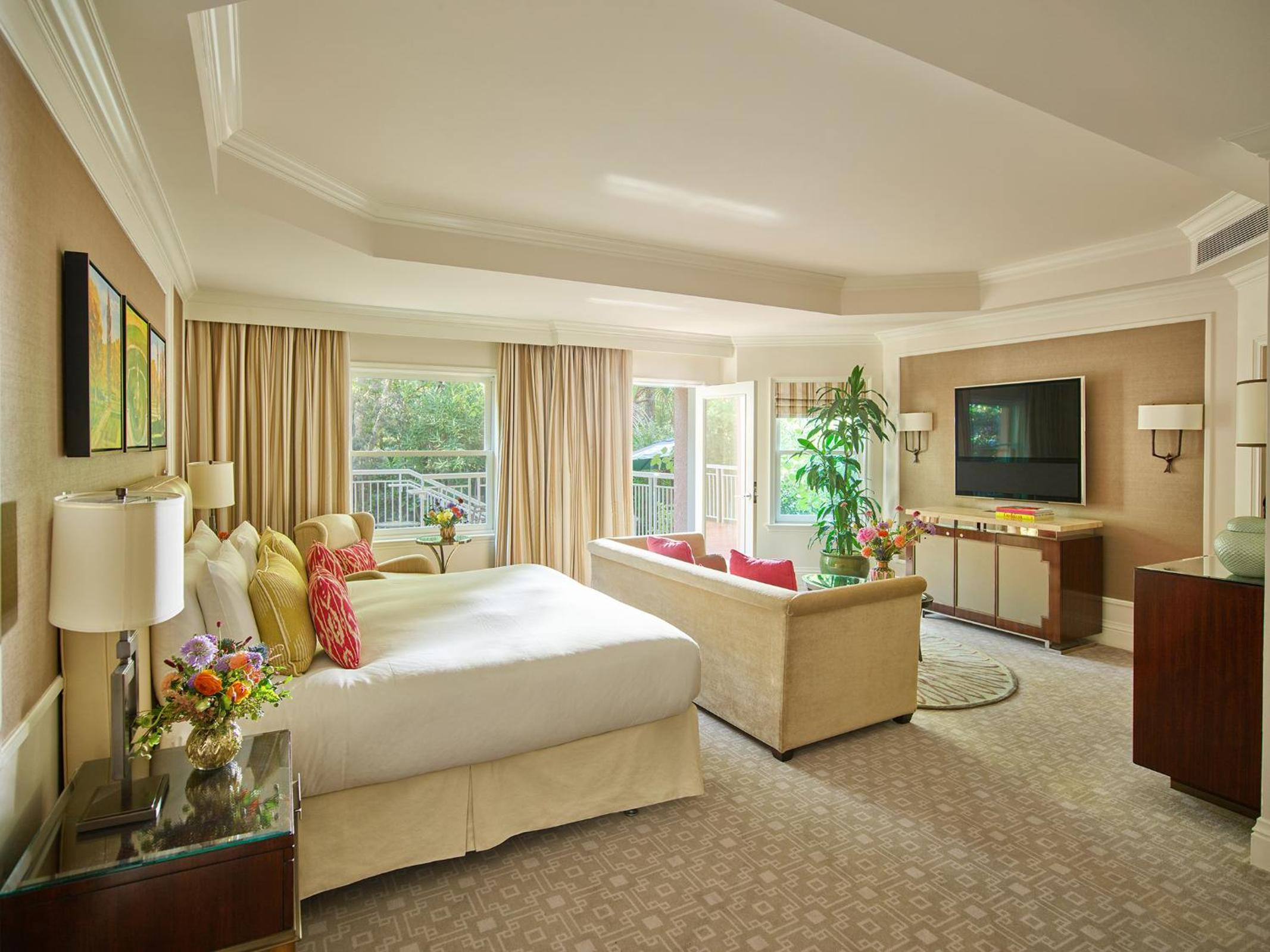 Junior Suite, Patio, The Beverly Hills Hotel 2/4