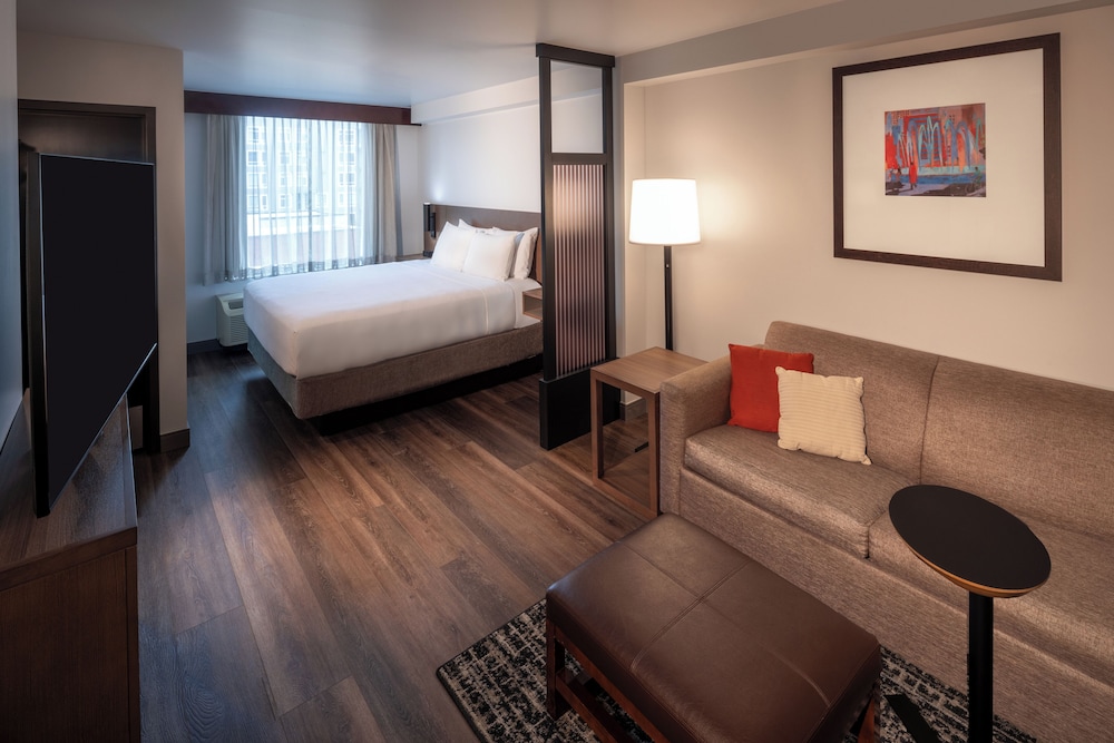 GUEST ROOM, KING BED
