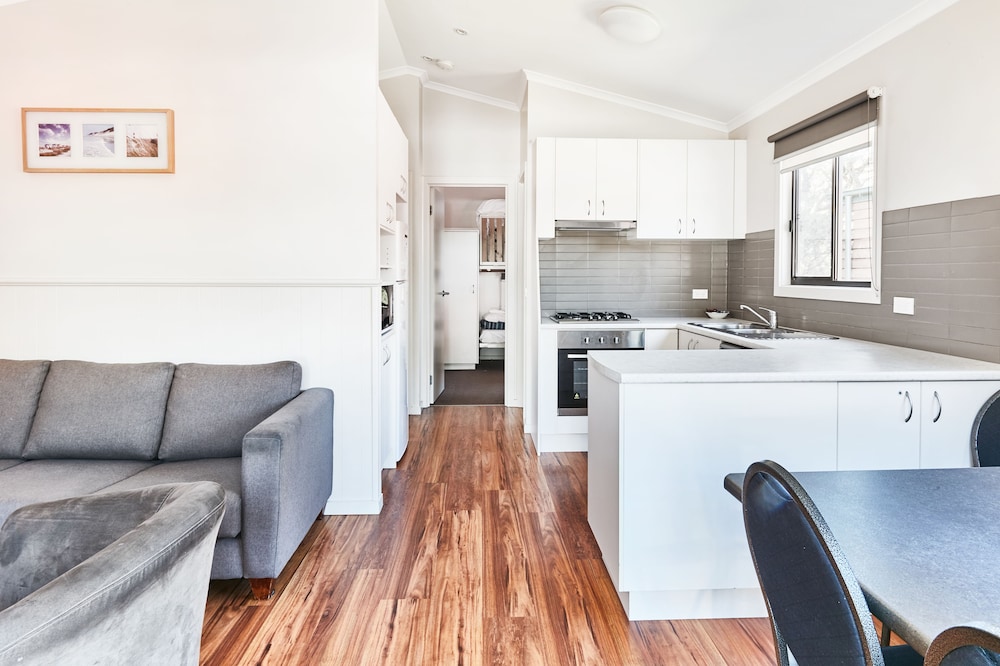 ANGLESEA BEACHFRONT FAMILY CARAVAN PARK 24/50