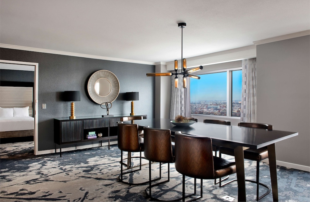 Hilton Baltimore Inner Harbor 75/84