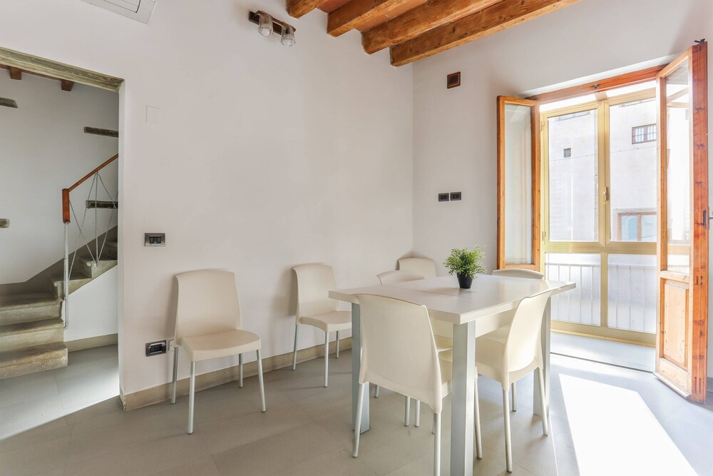 Uffizi Suite I in Florence-hosted by Sweetstay 8/16