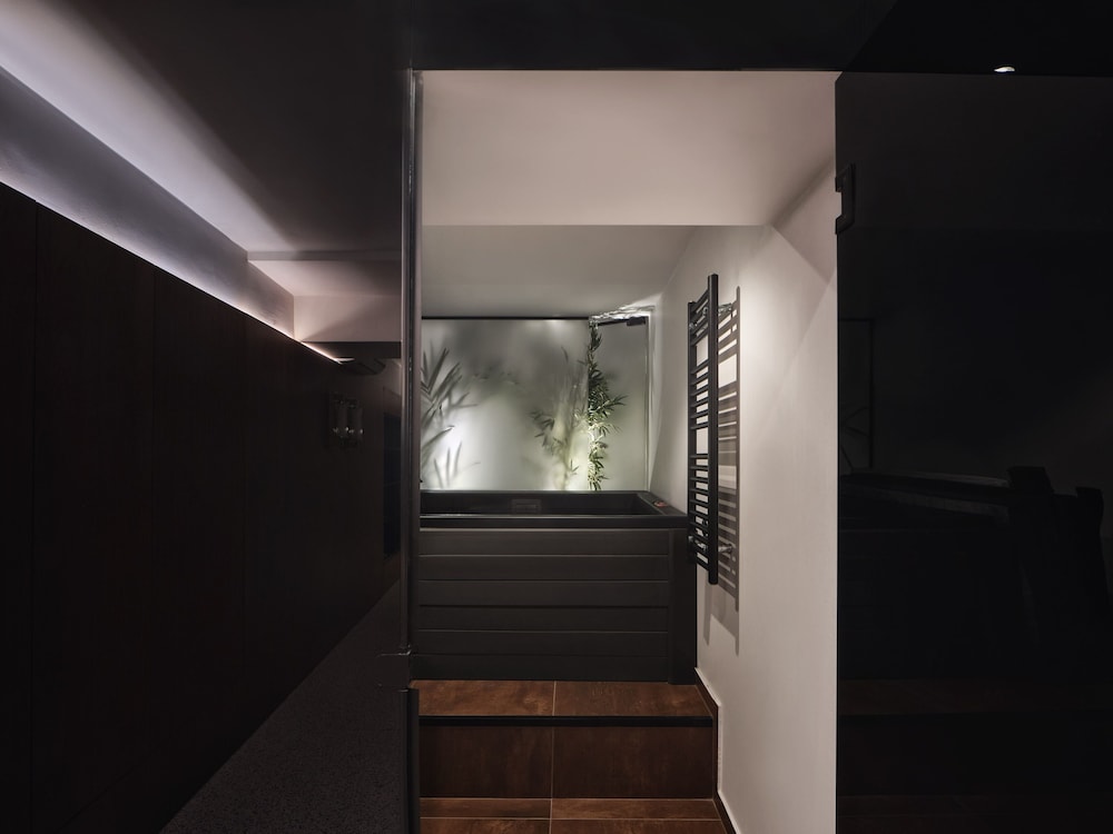 The Newel Acropolis 24/50
