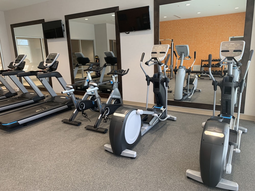 La Quinta Inn & Suites by Wyndham Kansas City Beacon Hill 21/44
