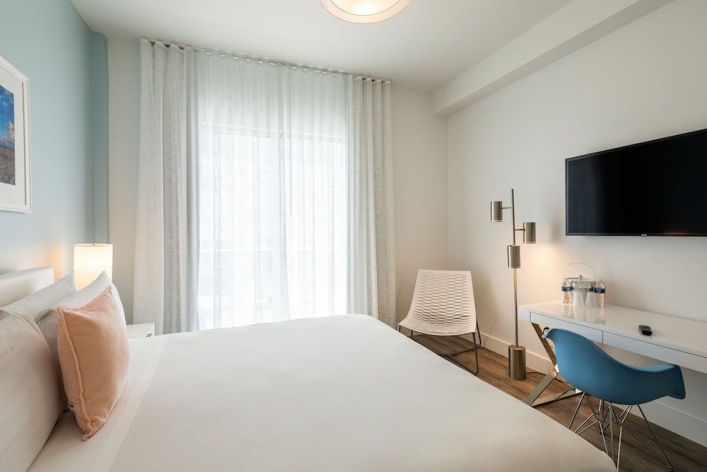 DELUXE, KING BED