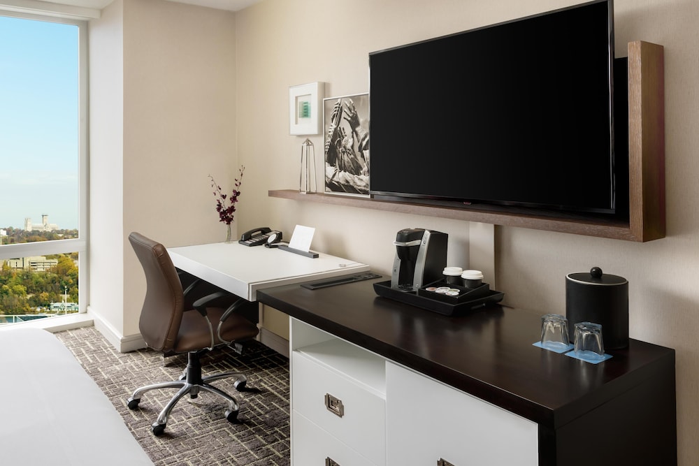 Hyatt Centric Arlington 64/73