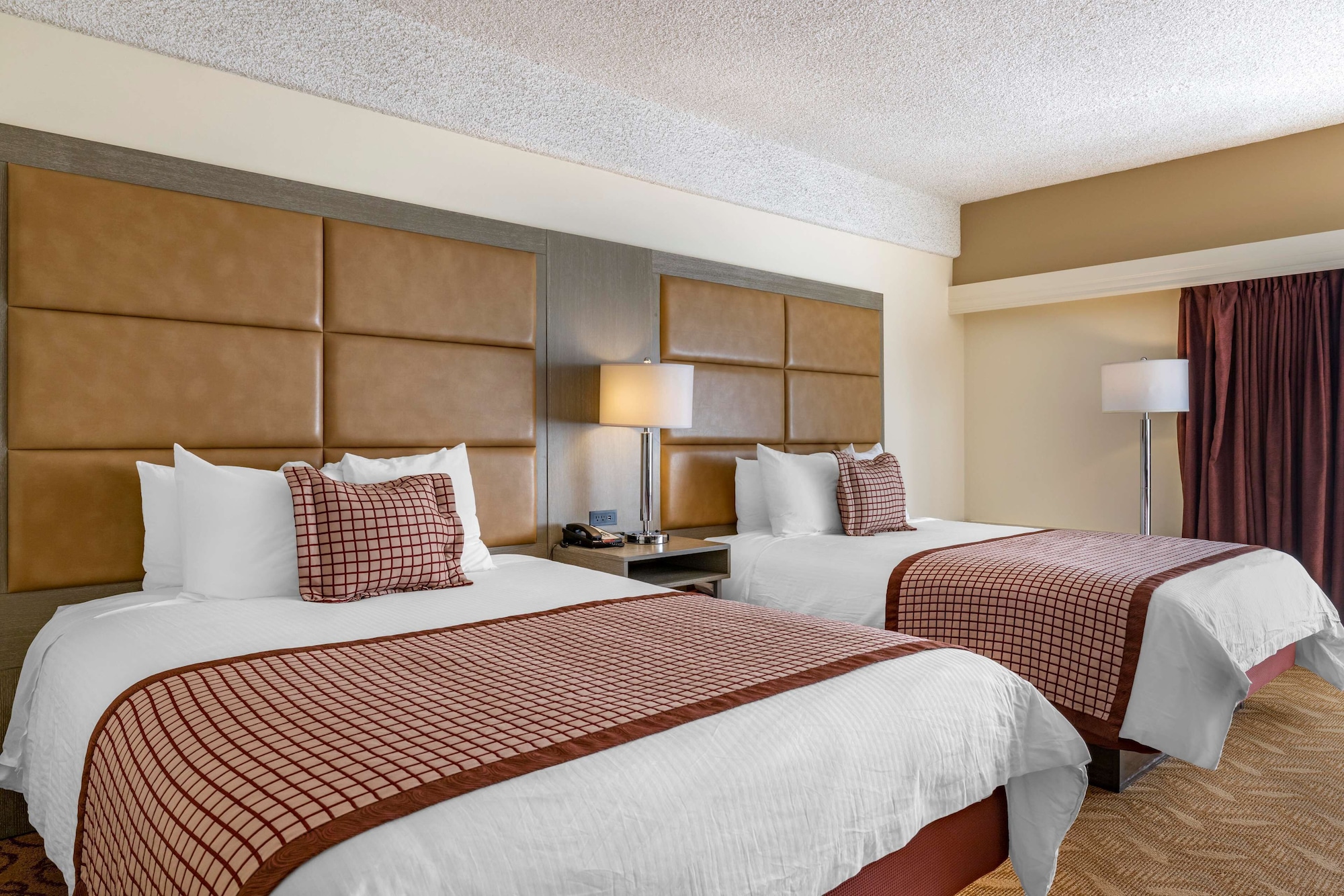 غرفة قياسية بسريرين كوين بشرفة لذوي الإعاقة، Best Western Plus Thousand Oaks Inn 2/4