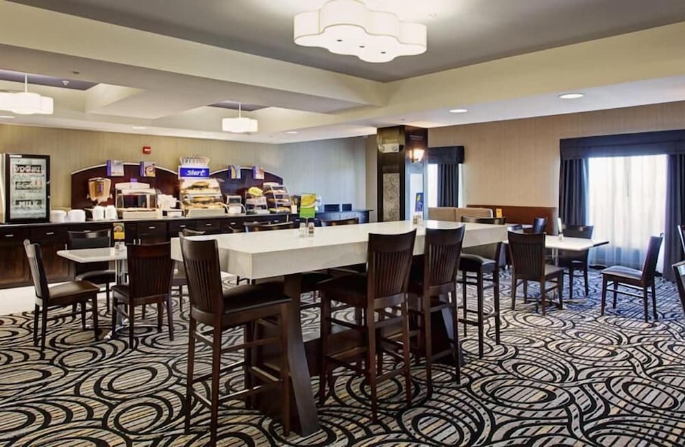 Holiday Inn Express Hotel & Suites North Fremont 47/58
