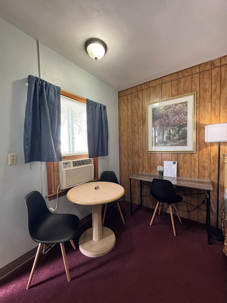 Hotel O Hillcrest Norton KS Hwy 36 25/43