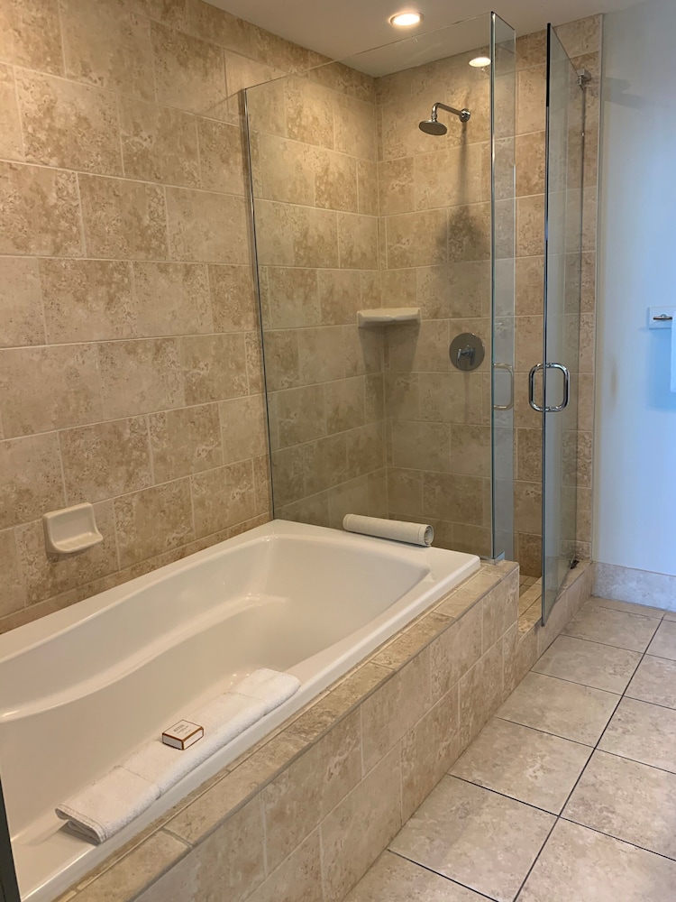 South Beach Hotel Suites 27/28