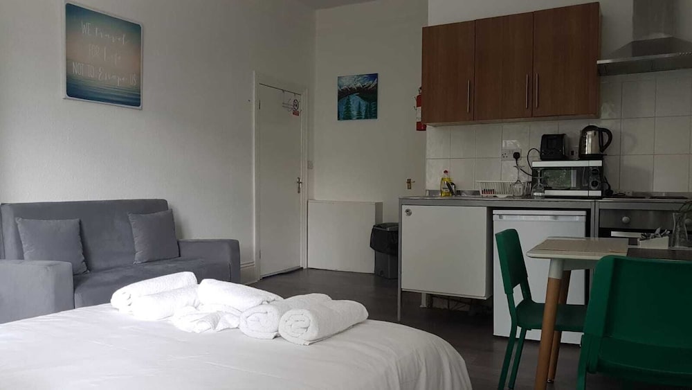 London Queens Apartments 15/50