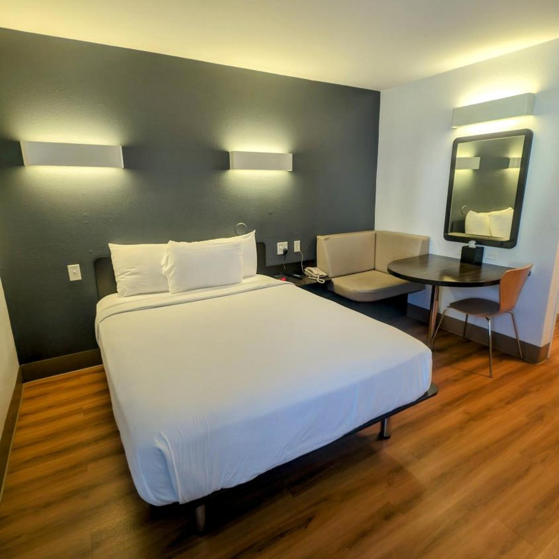 Room, Queen Bed, Pet Friendly