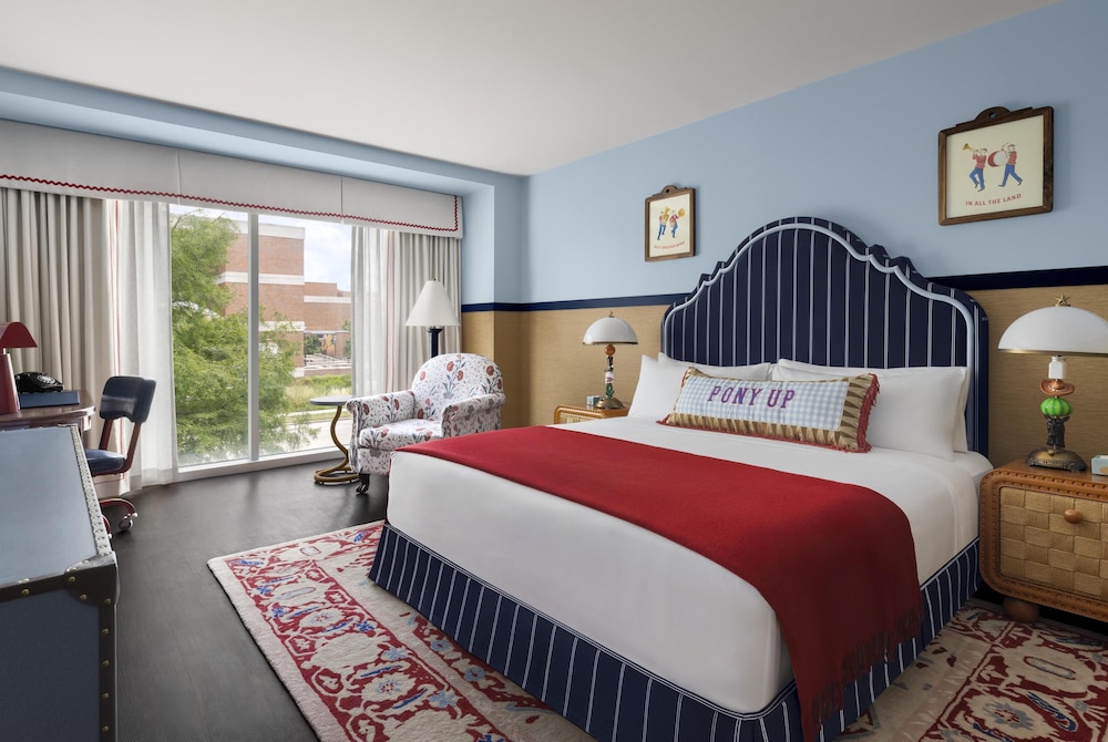 غرفة بسرير كينج بإطلالة على المسبح، Graduate by Hilton Dallas 5/9