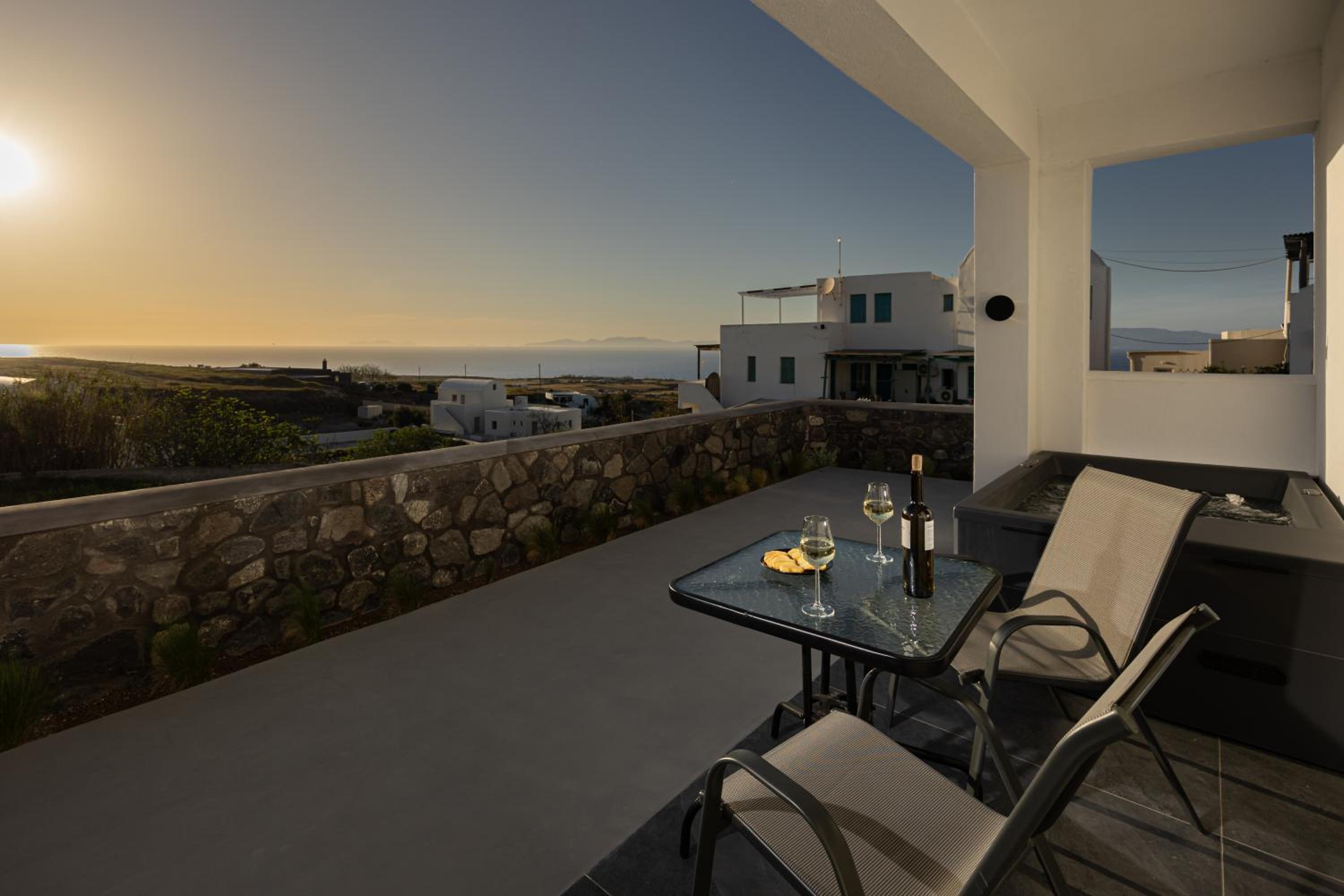 Nastram Suites Oia 20/30