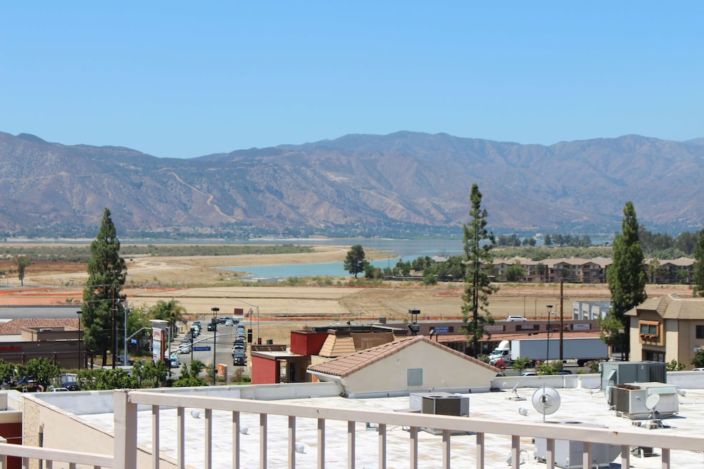 Best Western Plus Lake Elsinore Inn & Suites 27/53