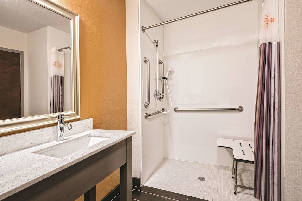 La Quinta by Wyndham San Antonio by Frost Bank Center 12/37