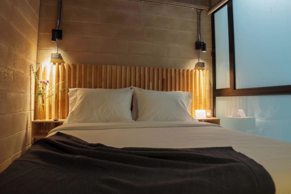 DELUXE, DOUBLE BED