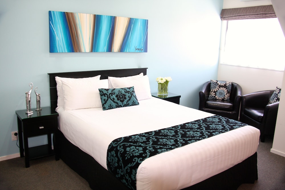 UPSTAIRS, STUDIO, QUEEN BED