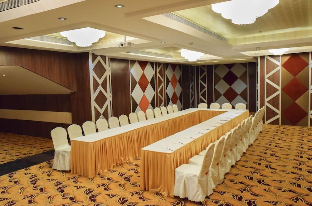 Rg Royal Hotel And Convention 10/18