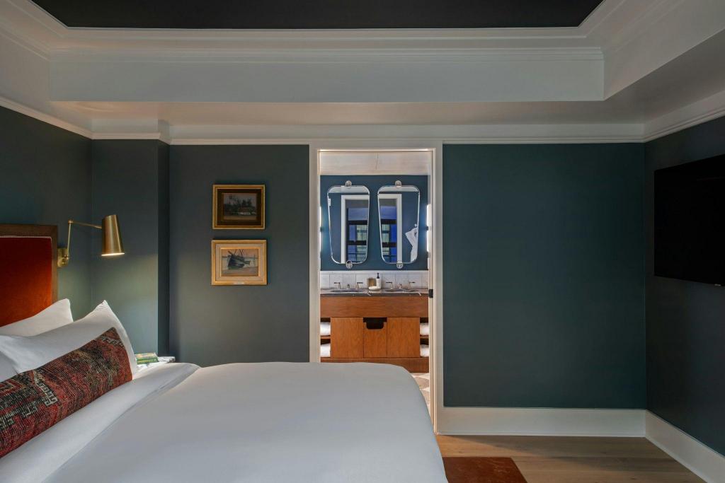 Medium, South Wing, Deluxe, Suite, King Bed, City View, Corner