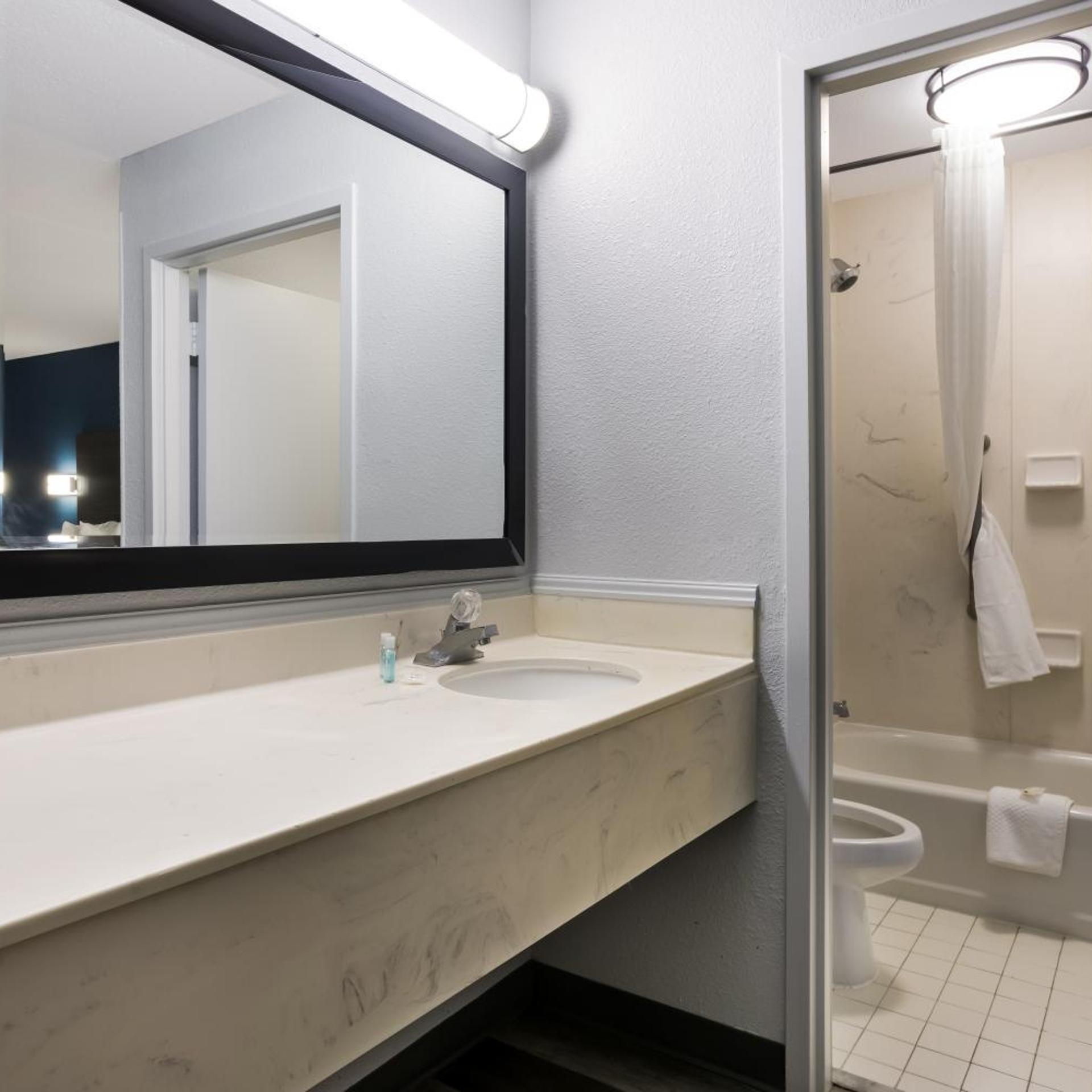 King Bed, Suburban Studios Hinesville - Fort Stewart Area 5/6